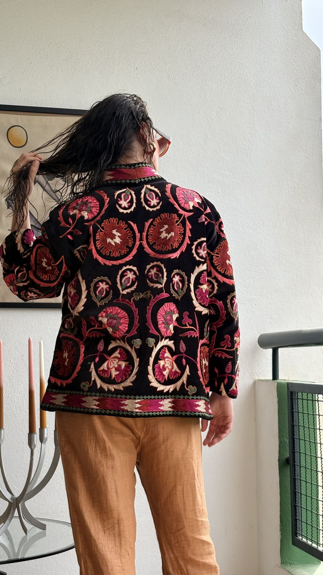 Chaqueta  Negra Bordada en Hilo de Seda