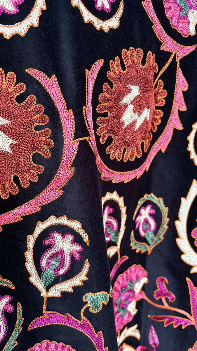 Chaqueta  Negra Bordada en Hilo de Seda