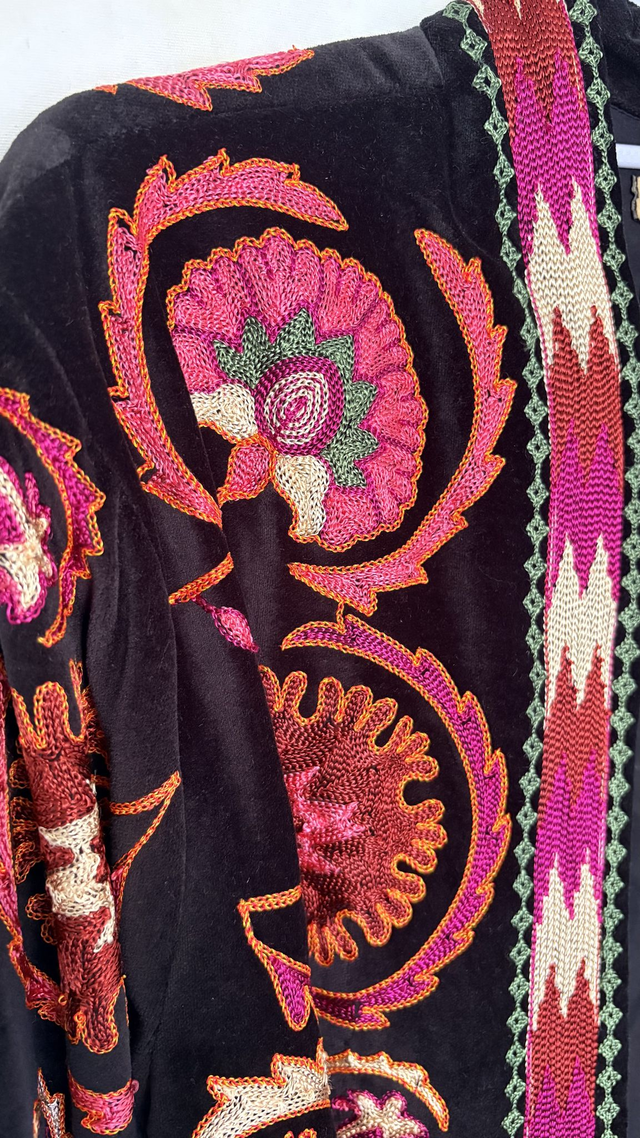 Chaqueta  Negra Bordada en Hilo de Seda