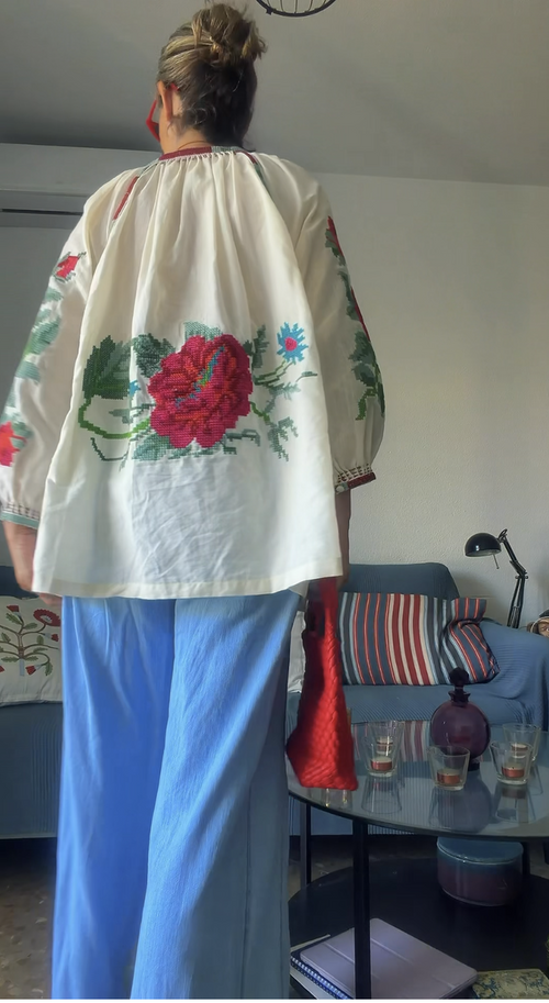Camisa Blanca  Bordada de Algodón con Bolsillos- Flores Bordadas