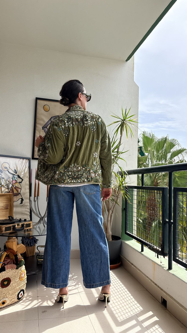 Chaqueta de Terciopelo Verde Bordada en Pedrería